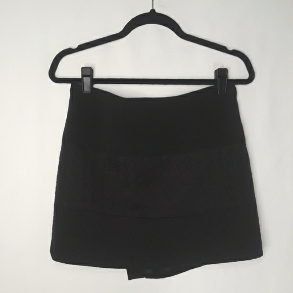 CAbi Black Quilt Textured Print Wrap Mini Skirt XSmall - Picture 5 of 14